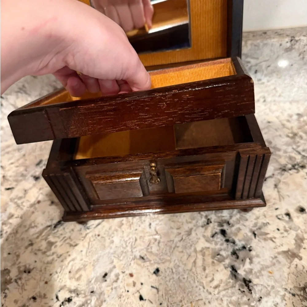 Vintage London Leather Musical Jewlery box